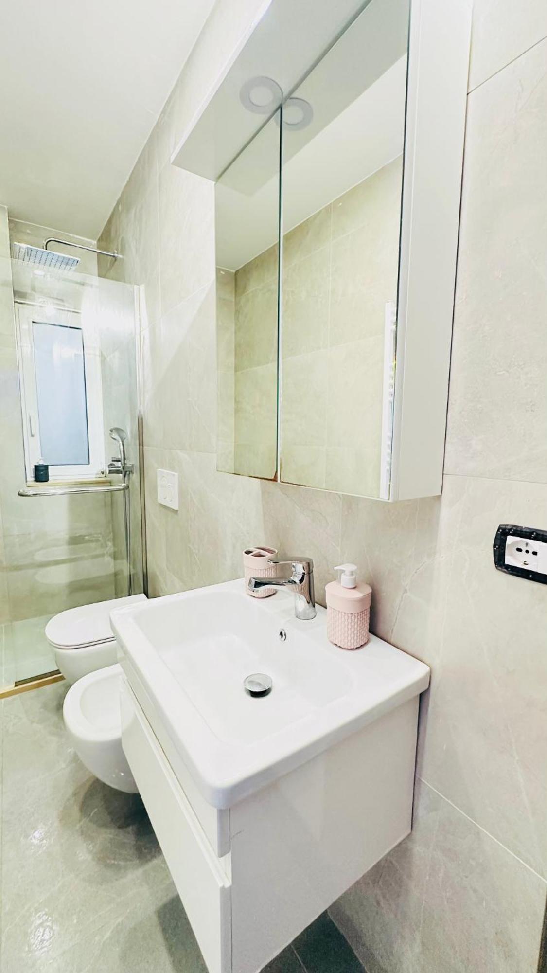 Blloku Luxury 2 Bedroom * Tirana